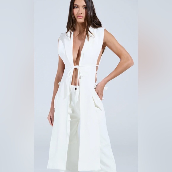 New AKIRA White Sleeveless Tie-Front crop back Vest size 1X - Picture 1 of 1